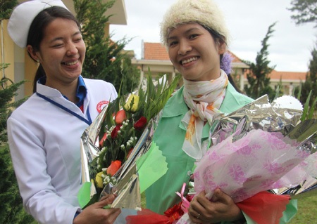 Trước khi xuất viện chị Ngọc tươi cười chụp ảnh lưu niệm cùng y tá trong bệnh viện