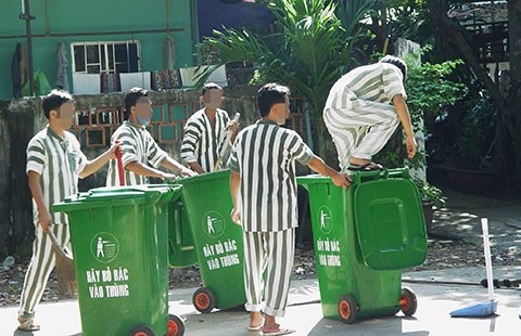 Đề xuất tạm tha tù có điều kiện - 1 Các phạm
nhân đang làm vệ sinh tại trại tạm giam Chí Hòa, TP.HCM.