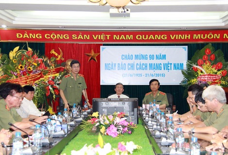 Báo CAND phải viết đúng, nói rõ sự thật, có minh chứng thuyết phục để nhân dân hiểu, tin tưởng - 2 Đồng chí Đinh Thế Huynh, Thượng tướng Đặng Văn Hiếu
với CBCS Báo CAND.