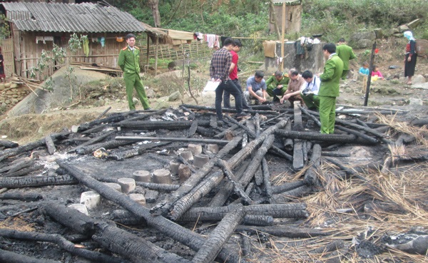 Lửa thiêu rụi ba ngôi nhà gỗ trong đêm mùng 3 Tết - 1 Hiện trường vụ cháy