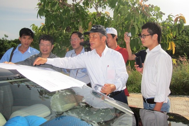 “Đây là công trình tưởng niệm của toàn dân tộc” - 1 Chủ tịch Tổng LĐLĐVN Đặng Ngọc Tùng với các kiến trúc sư khảo sát xây dựng khu tưởng niệm. Ảnh: B.D