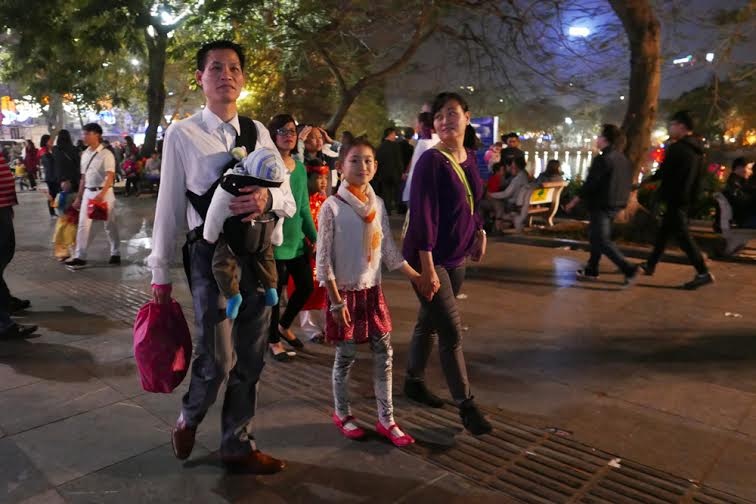 Hồ Gươm đông nghịt người chờ đón màn bắn pháo hoa