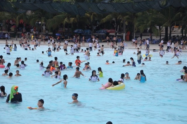 Hàng ngàn du khách du lịch tắm xuân tại biển nhân tạo KDL Đại Nam (Bình Dương)