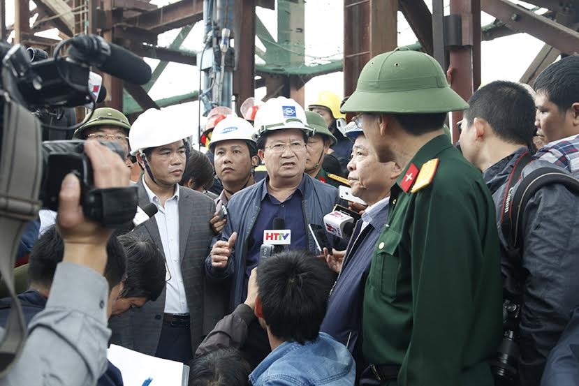 Bộ trưởng Xây dựng truy việc làm giàn giáo tại hiện trường vụ tai nạn - 1 Bộ trưởng Trịnh Đình Dũng cũng yêu cầu công khai minh bạch tất cả các thông tin