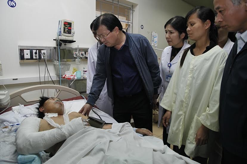 Bộ trưởng Xây dựng truy việc làm giàn giáo tại hiện trường vụ tai nạn - 2 Bộ trưởng Trịnh Đình Dũng thăm hỏi các nạn nhân vụ tai nạn