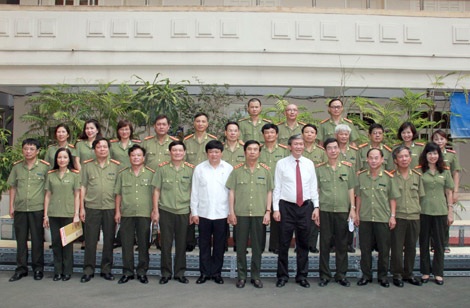 Báo CAND phải viết đúng, nói rõ sự thật, có minh chứng thuyết phục để nhân dân hiểu, tin tưởng - 1 Đồng chí Đinh Thế Huynh, Thượng tướng Đặng Văn Hiếu
với CBCS Báo CAND.