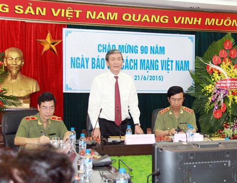 Báo CAND phải viết đúng, nói rõ sự thật, có minh chứng thuyết phục để nhân dân hiểu, tin tưởng - 3 Đồng chí Đinh Thế Huynh, Trưởng ban Tuyên giáo Trung
ương phát biểu, chúc mừng Báo CAND.