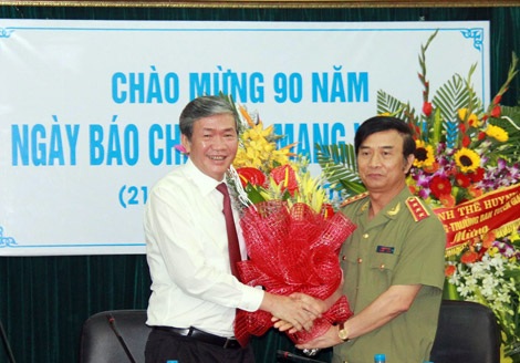 Báo CAND phải viết đúng, nói rõ sự thật, có minh chứng thuyết phục để nhân dân hiểu, tin tưởng - 4 Đồng chí Đinh Thế Huynh, Trưởng ban Tuyên giáo Trung
ương phát biểu, chúc mừng Báo CAND.