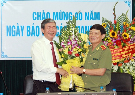 Báo CAND phải viết đúng, nói rõ sự thật, có minh chứng thuyết phục để nhân dân hiểu, tin tưởng - 5 Đồng chí Đinh Thế Huynh, Trưởng ban Tuyên giáo Trung
ương phát biểu, chúc mừng Báo CAND.