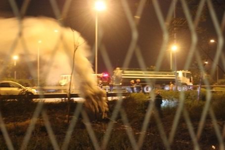 Dùng xe bồn để dập lửa