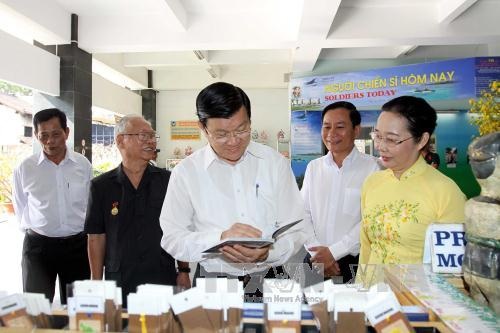 Chủ tịch nước dự họp mặt đầu Xuân với các cựu tù cách mạng - 2 Chủ tịch nước Trương Tấn Sang thăm Bảo tàng Chứng tích chiến tranh . Ảnh: Thanh Vũ – TTXVN