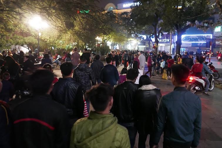 Hồ Gươm đông nghịt người chờ đón màn bắn pháo hoa