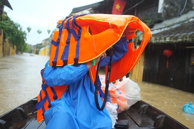 Báo Điện tử Dân trí - Nỗ lực không ngừng để xứng đáng với niềm tin của độc giả - 15 Phóng viên Khánh Hồng ghi nhận tình hình lũ lụt ở Hội An