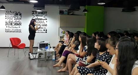 Độc đáo lớp học… “nghệ thuật quyến rũ” - 1 Một
buổi lên lớp của tiến sĩ Phan Thị Huyền Trân.