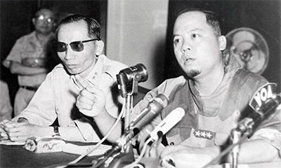 Tướng lĩnh Việt Nam Cộng hòa trong những màn phù phép của CIA - 1 Tướng Nguyễn Khánh (bên phải) trong cuộc họp báo ngày 30-1-1964. Ảnh tư liệu