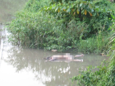 Người dân phát hiện xác một phụ nữ lõa thể trôi sông