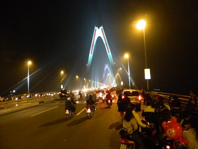 Người dân đổ về cầu Nhật Tân