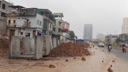Thi công ẩu, nhiều tuyến đường “hành dân” - 1 Đường nối Nguyễn Văn
Huyên - Cầu Giấy chìm trong bùn đất, bê tông. Ảnh: Anh Trọng.