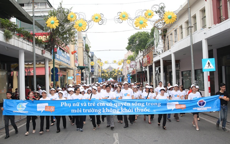 Phó Thủ tướng Vũ Đức Đam cùng đi bộ vì môi trường không khói thuốc - 1 Phó Thủ tướng Vũ Đức Đam, Bộ trưởng Nguyễn Thị Kim Tiến cùng hơn 1000 người đi bộ kêu gọi