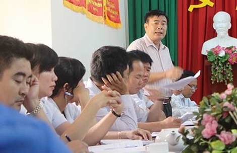 Phó chánh thanh tra tỉnh xin trẻ ba tuổi sẽ tiếp tục khiếu nại - 1 Ông Lê Khả Đoàn (đứng) cho rằng việc ông điều chỉnh giảm tuổi là có căn cứ. Ảnh: GIA TUỆ