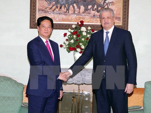 Thủ
tướng Cộng hòa Algeria Abdelmalek Sellal đón Thủ tướng Nguyễn Tấn Dũng. (Ảnh: Đức
Tám/TTXVN)