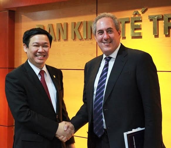 Trưởng Ban Kinh tế Trung ương làm việc với Đại diện Thương mại Mỹ - 1 Trưởng Ban Kinh tế Trung ương Vương Đình Huệ và Đại sứ
