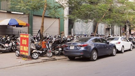 Ai trục lợi vỉa hè Hà Nội? - Bài 2: “Bát nháo” từ khâu cấp phép điểm đỗ - 1 Điểm trông giữ xe trên phố Thái Phiên thường xuyên vi phạm quy định.