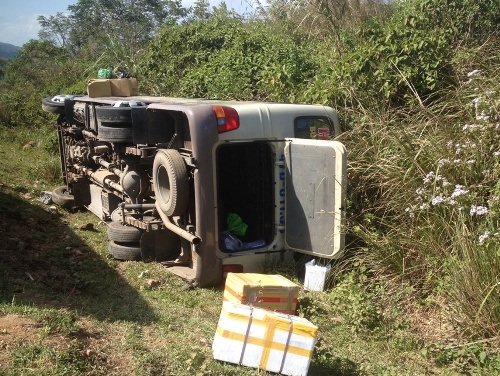 Tránh xe container, xe khách chở 17 người lật xuống mương - 1 Chiếc
xe khách lật nghiêng dưới lề đường