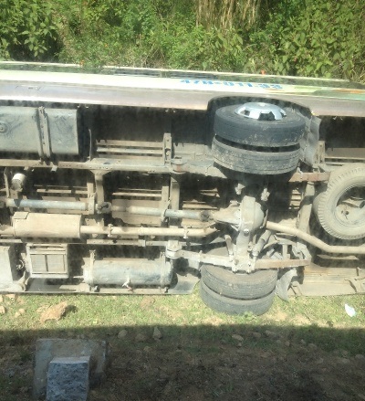 Tránh xe container, xe khách chở 17 người lật xuống mương - 2 Hành khách may mắn thoát nạn