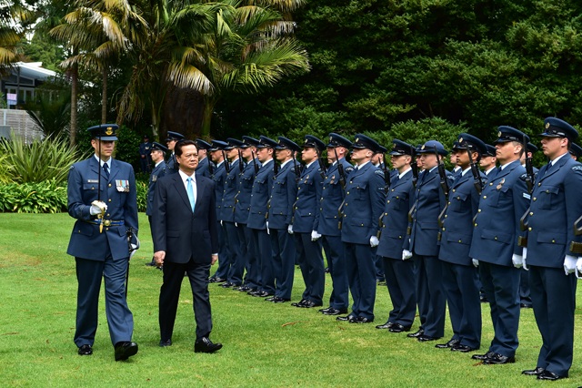 Thủ tướng Nguyễn Tấn Dũng tới New Zealand - 2 Thủ tướng
duyệt Đội Danh dự trong Lễ đón chính thức. Ảnh: VGP/Nhật Bắc