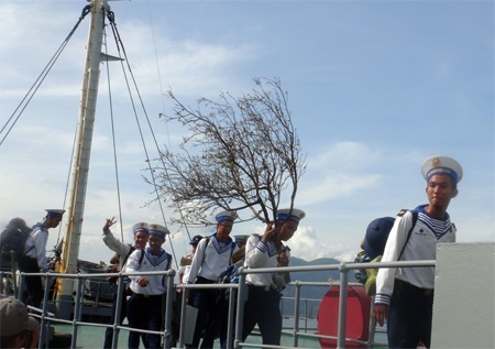 Chiến sĩ mang cành đào ra đón Tết ở Trường Sa.