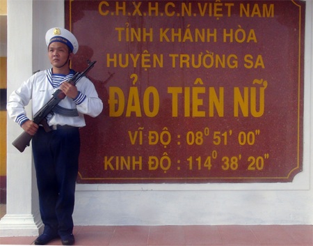 Vững tay súng bên mốc chủ quyền.