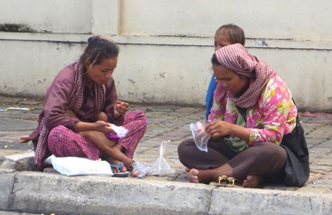 “Cái bang” Campuchia: Đến hẹn lại... có mặt! - 1 Bopha cùng Srươn và 2 đứa con ngồi bên lề đường, ăn những thức
ăn xin được