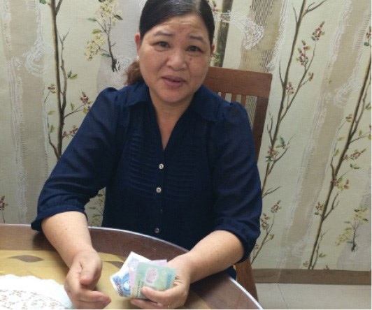 Lương hưu không đủ ăn sáng - 1 Bà Nguyễn Thị Thỏa với đồng lương hưu ít ỏi. Ảnh: TẤT THẢO