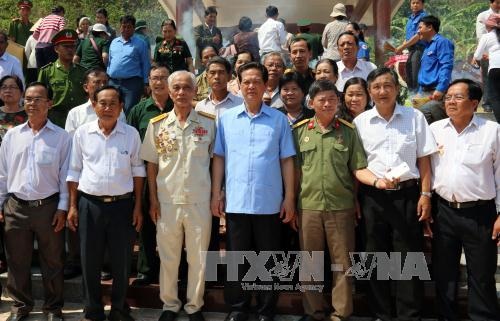 Thủ
tướng Nguyễn Tấn Dũng chụp ảnh lưu niệm với các đại biểu. Ảnh: Lê Sen – TTXVN