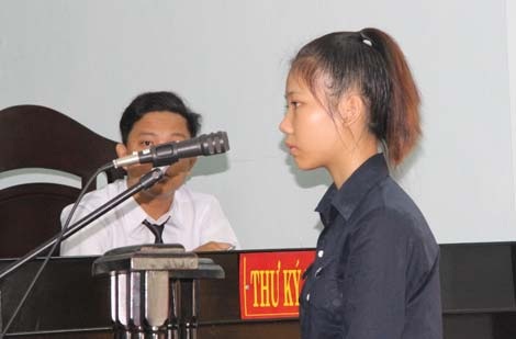 “Tội phạm Facebook” nguy hiểm và muôn kiểu bi hài - 3 Bị cáo Hồ Thị Tuyết Nhi tại phiên tòa.