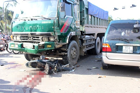 Tai nạn liên hoàn, 3 người nguy kịch - 1 Hiện trường vụ tai nạn liên hoàn khiến 3 người bị thương