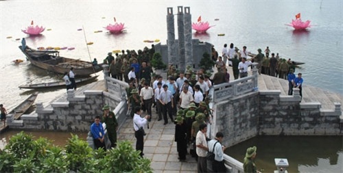 Ấm lòng bên tượng đài, nghĩa trang liệt sĩ - 1 Bến thả hoa bên bờ sông Thạch Hãn, tỉnh Quảng Trị.