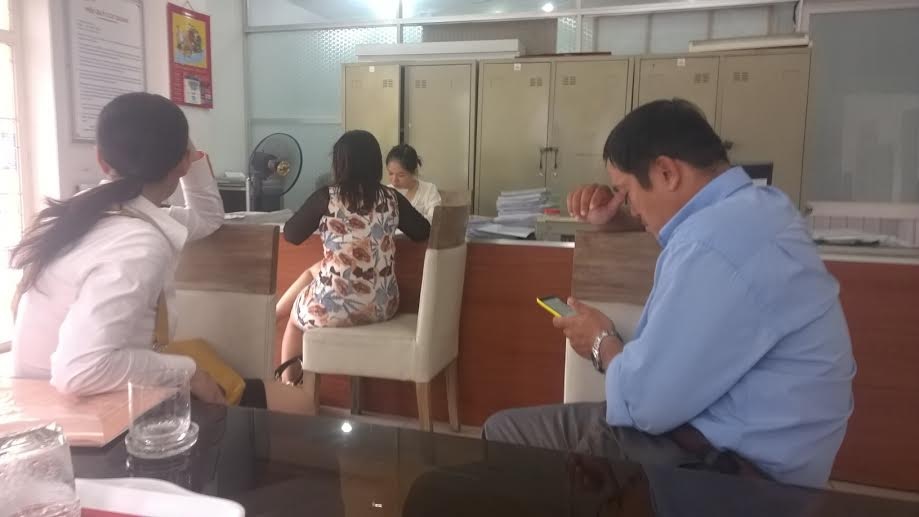 Muốn mặc quần cũng phải làm đơn xin... giám đốc - 1 Cảnh chờ nộp đơn tại một cơ quan
công quyền Thành phố. Ảnh: Duy Chiến