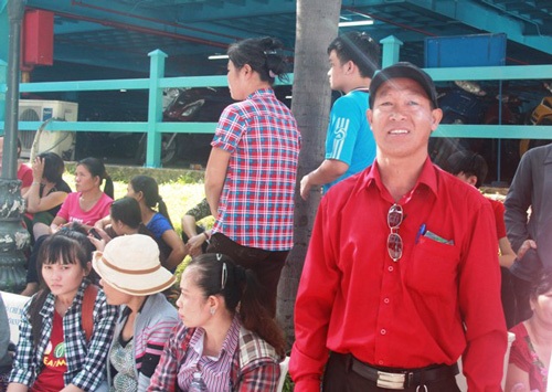 2 nữ sinh bị cướp trắng trợn trước giờ thi quốc gia - 2 Thí sinh dự thi quá đông, là cơ hội cho kẻ gian trà trộn giở
trò trộm cắp