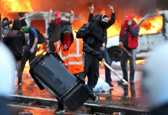 Bạo loạn bùng phát tại thủ đô của Bỉ - 1 Người biểu tình cầm gậy gộc đập phá nhiều đồ vật trên đường phố.