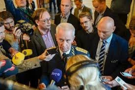 Tư lệnh tối cao Thụy Điển Goeransson phát biểu với báo giới về sự xâm nhập của tàu ngầm lạ.