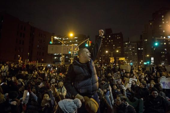 New York chìm trong đêm biểu tình thứ 3 liên tiếp - 2 Nhiều người xuống đường biểu tình trong đêm bất chấp thời tiết giá lạnh.