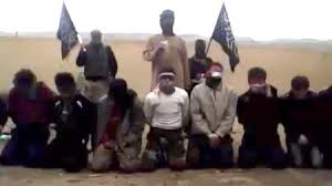 IS hành quyết gần 2.000 người tại Syria trong 6 tháng qua - 1 Các tay súng IS thản nhiên hành quyết các nạn nhân trên đường phố.