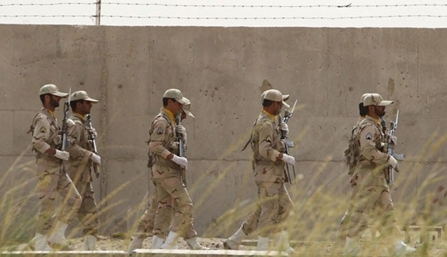 Iran lập "vùng đỏ" trong lãnh thổ Iraq để ngăn chặn IS - 1 Binh sĩ Iran tăng cường tuần tra ở đường biên giới chung, giáp với vùng đỏ, để ngăn IS xâm nhập.