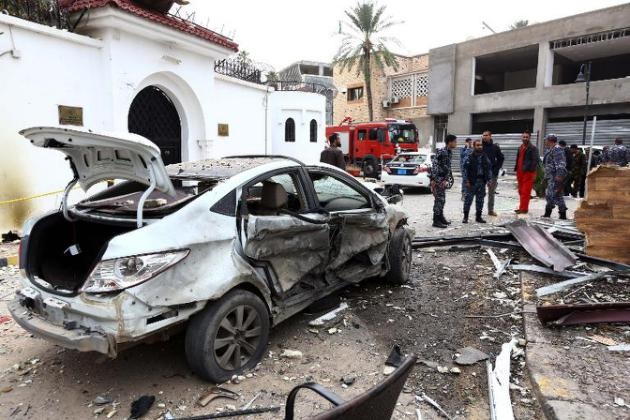 Chiếc xe trước Đại sứ quán Algeria bị hỏng hoàn toàn sau vụ tấn công (Ảnh: