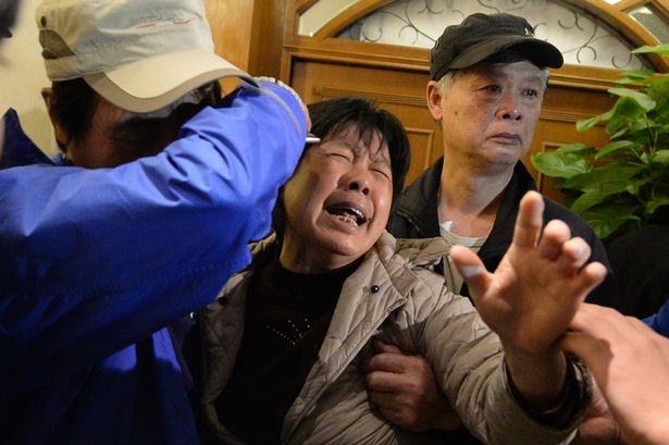 Một năm vụ MH370 mất tích: Bí ẩn lớn trong lịch sử hàng không thế giới - 2 Người thân các nạn nhân và cả thế giới mòn mỏi ngóng tin về số phận chiếc máy bay xấu số (Ảnh: