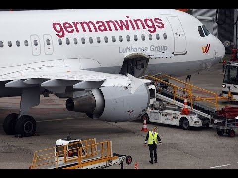 Máy bay Germanwings phải chuyển hướng do gặp sự cố - 1 Máy bay của Germanwings được kiểm tra ngay sau khi hạ cánh xuống sân bay Stuttgart (Ảnh:
