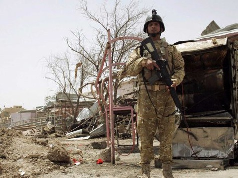 Hàng trăm tù nhân vượt ngục tại miền Đông Iraq - 1 Cảnh sát Iraq canh gác bên ngoài nhà tù sau vụ vượt ngục (Ảnh: