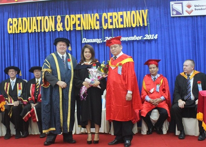 8 sinh viên đầu tiên tốt nghiệp khóa liên kết đào tạo đầu tiên với ĐH Sunderland